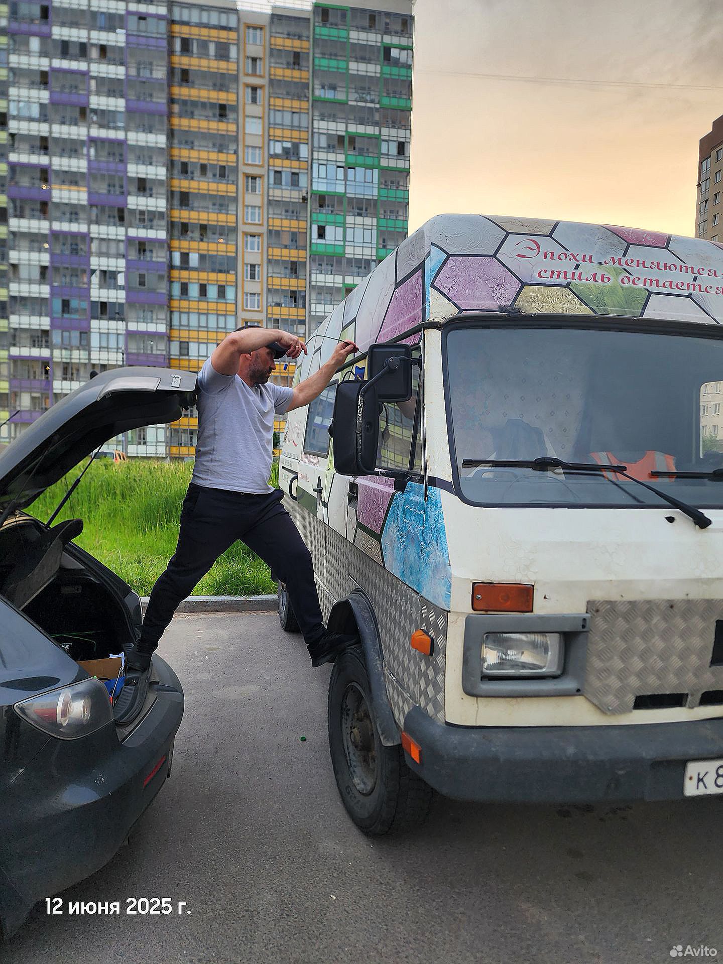 Выезд во двор: фургон и легковая